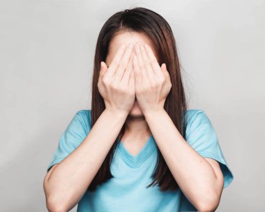 İnsanlar genç ve güzel Asyalı bir kadının gözlük takıp mavi tişört giyip 