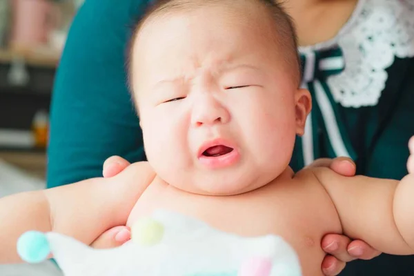 Bebé Asiático Recién Nacido Abrazo Madre Bebé Meses Llorando Mal — Foto de Stock