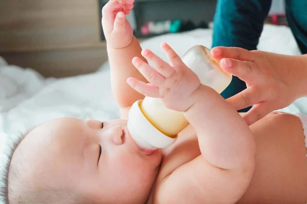 Porträtt Nyfödd Asiatisk Baby Sängen Dricker Mjölk Från Flaska Charmig — Stockfoto