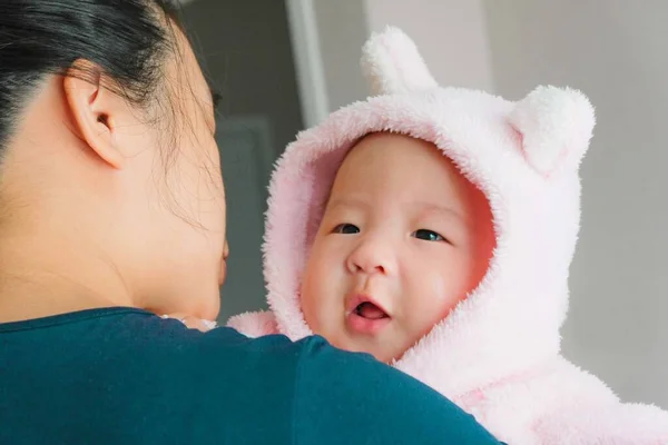Ein Neugeborener Asiatischer Junge Der Umarmung Der Mutter Charmante Schwarze — Stockfoto