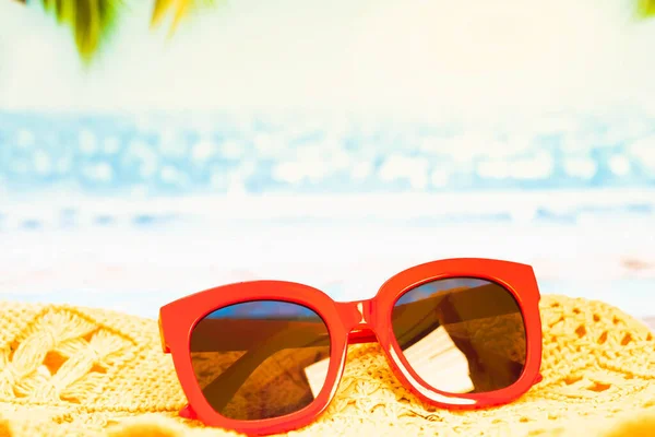Praia Abacaxi Engraçado Óculos Sol Vermelhos Chapéu Areia Contra Mar — Fotografia de Stock