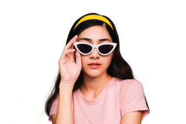 Genç, Asyalı, uzun siyah saçlı, pembe tişörtlü, beyaz gözlüklü, sarı saçlı, mutlu ve gülümseyen bir kadın.