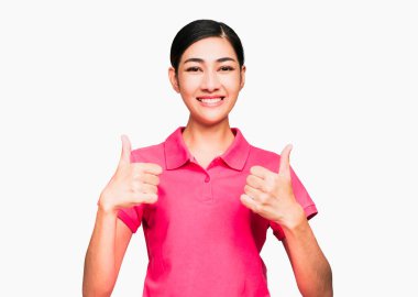 Genç, zeki, güzel Asyalı kadın pembe tişört giyiyordu, şaşırmış, mükemmel, şok olmuş, beyaz arka plan jestleriyle izole edilmiş.