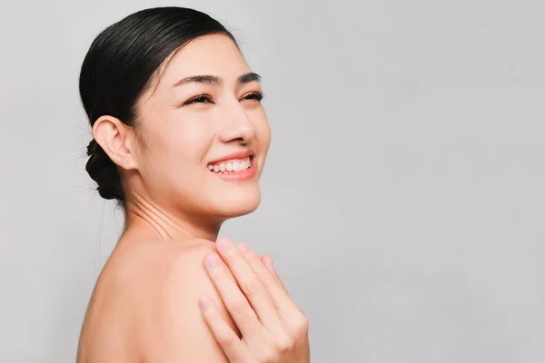 きれいな 新鮮で明るい肌を持つ若い美しいアジアの女性の顔 幸福と陽気な肯定的な感情と 灰色の背景に隔離された 美容化粧品と顔の治療の概念 — ストック写真