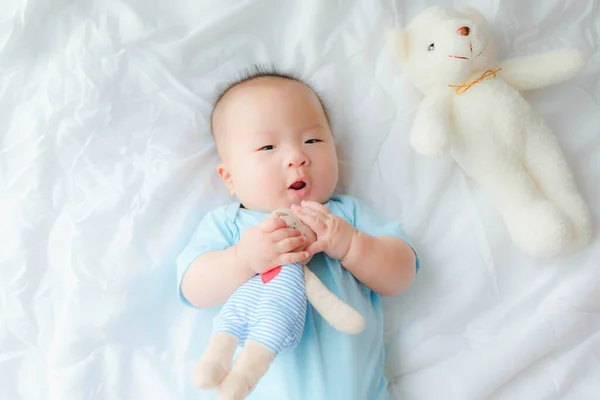 Ovanifrån Porträtt Nyfödd Asiatisk Söt Pojke Bar Blå Spädbarnskläder Sängen — Stockfoto