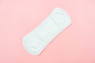 Üst görüş beyaz hijyenik peçete pembe arka planda izole. Kadın hijyeni, kritik günler kavramı, adet görme, sağlık hizmetleri.