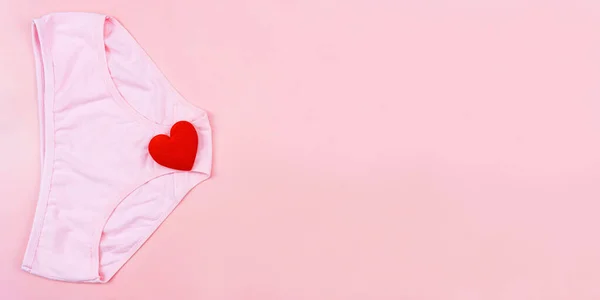 Top View Růžové Kalhotky Červené Srdce Růžové Izolované Banner Pozadí — Stock fotografie