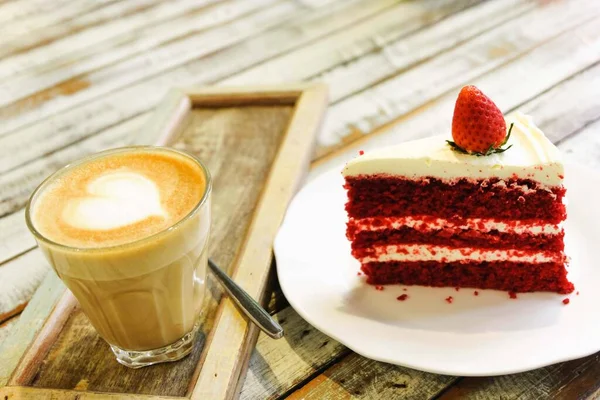 Çilekli kek ve ahşap masada kahve.