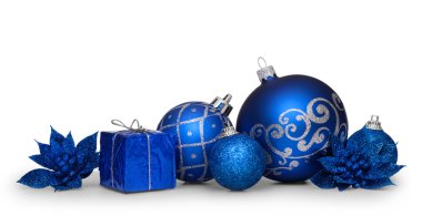 Beyaz arka plan üzerinde izole mavi Noel topları grup