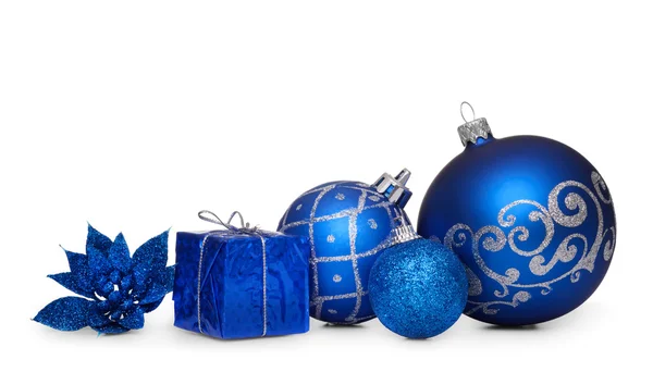 Grupo de bolas azules de Navidad aisladas sobre fondo blanco —  Fotos de Stock