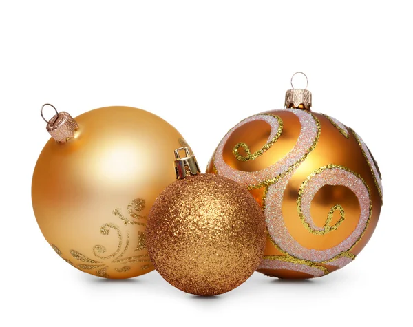Gruppe von goldenen Weihnachtskugeln isoliert auf weißem Hintergrund — Stockfoto