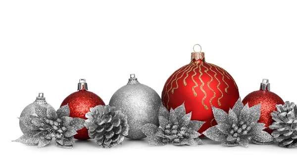 Groep van kerstballen geïsoleerd op witte achtergrond — Stockfoto