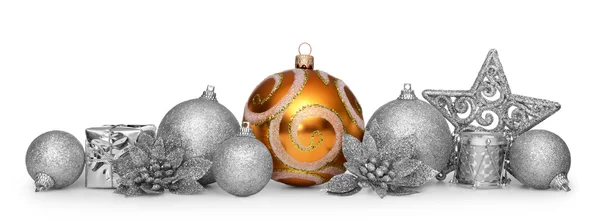 Gruppo di palle di Natale isolate su sfondo bianco — Foto Stock