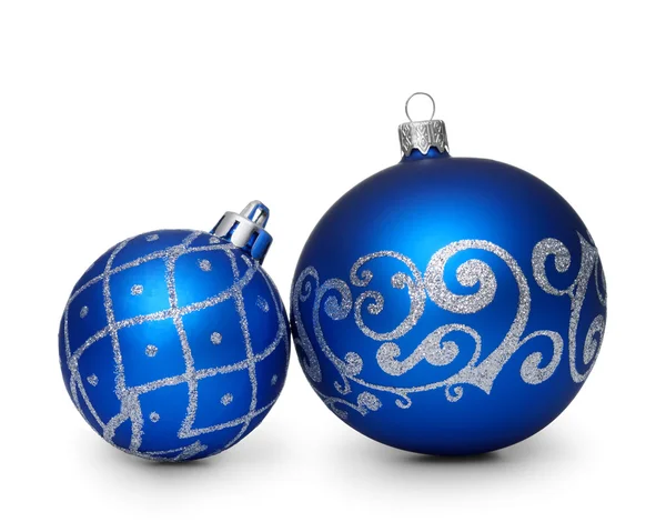 Två blå julbollar isolerad på vit bakgrund — Stockfoto