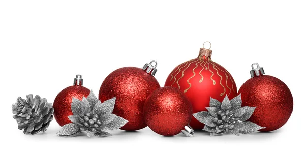 Groep van rode kerstballen geïsoleerd op witte achtergrond — Stockfoto