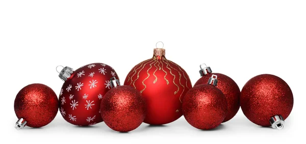 Groupe de boules de Noël rouges isolées sur fond blanc — Photo