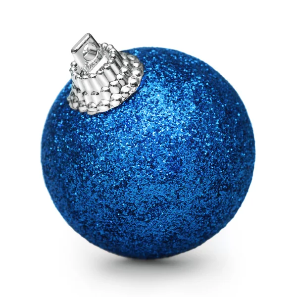 Blaue Weihnachtskugel isoliert auf weißem Hintergrund — Stockfoto