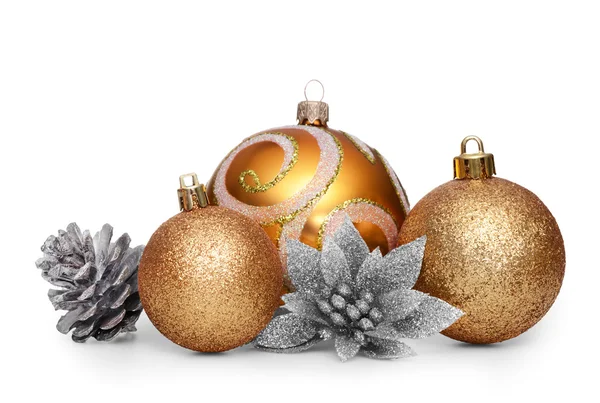 Группа золотых рождественских шаров на белом фоне — стоковое фото