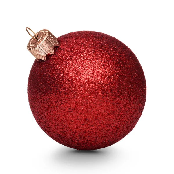 Kırmızı Noel topu beyaz arkaplanda izole edilmiş — Stok fotoğraf