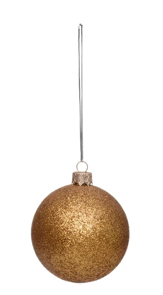 Pendurado bola de Natal de ouro isolado no fundo branco — Fotografia de Stock