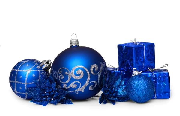 Grupo de bolas de Natal azul isolado no fundo branco — Fotografia de Stock