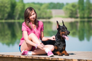 Köpeği olan güzel bir kız.