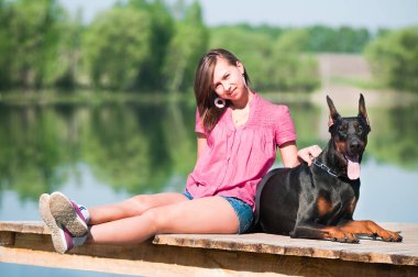 Köpeği olan güzel bir kız.