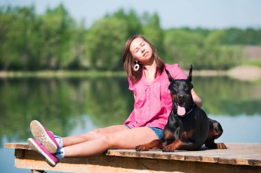 Köpeği olan güzel bir kız.