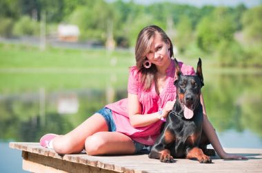Köpeği olan güzel bir kız.