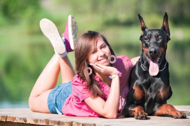Köpeği olan güzel bir kız.