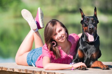 Köpeği olan güzel bir kız.