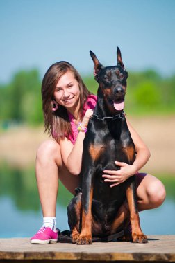 Köpeği olan güzel bir kız.