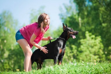 Köpekli genç kız.