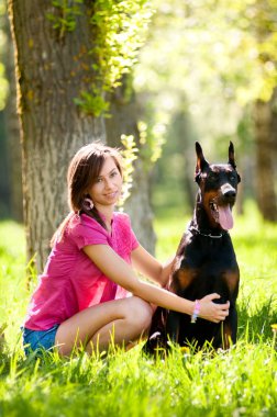 Köpekli genç kız.