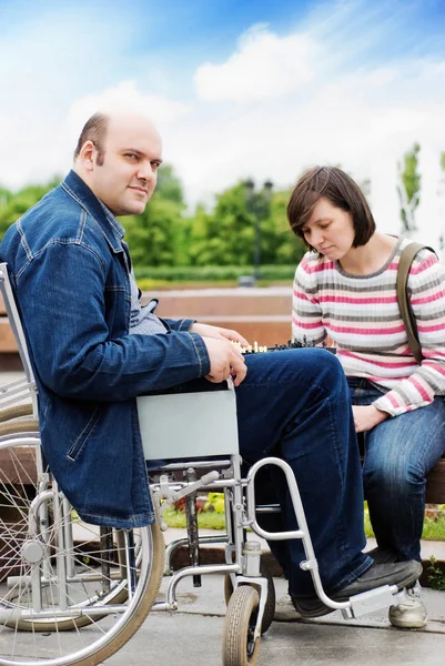 Muž na invalidním vozíku s přítelkyní — Stock fotografie