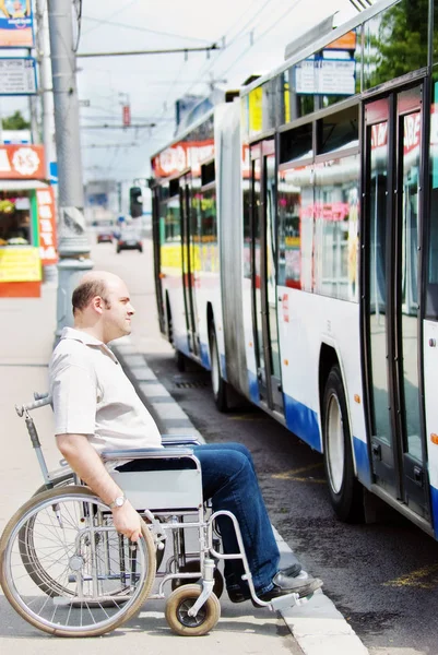 Muž na invalidním vozíku — Stock fotografie