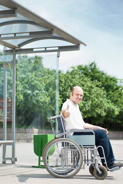 Hombre en silla de ruedas —  Fotos de Stock