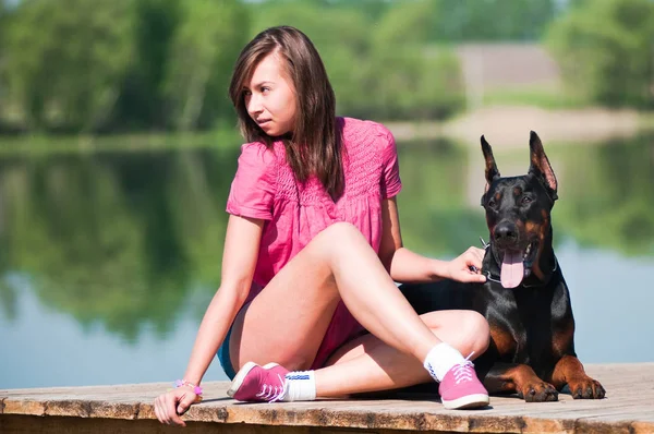 Köpeği olan güzel bir kız.