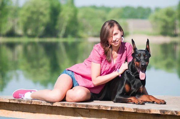 Köpeği olan güzel bir kız.