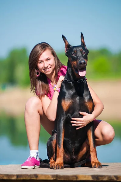 Köpeği olan güzel bir kız.