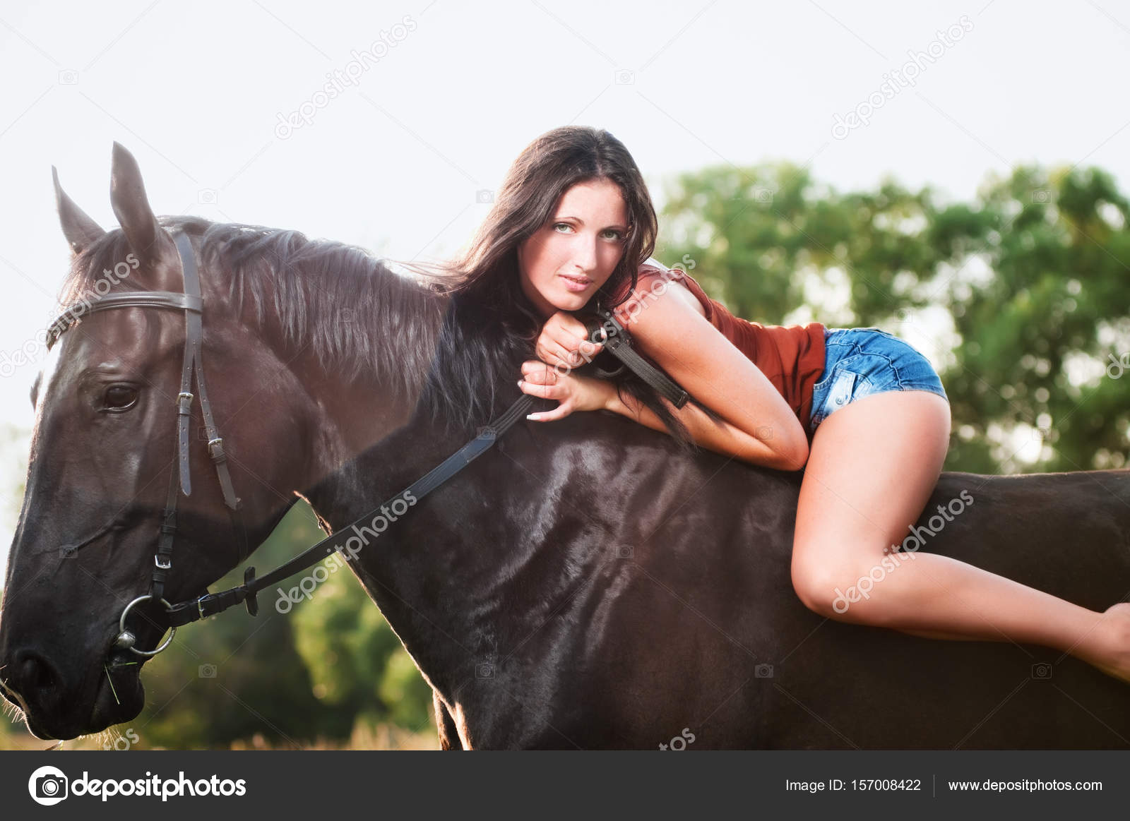 Лежа на коне. Девушка лежит на коне. Девушка лёжа на лошади. Девушка лёжа на коне. Женщина и лошадь лежа.