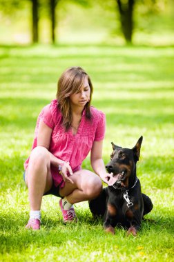 Köpekli genç kız.