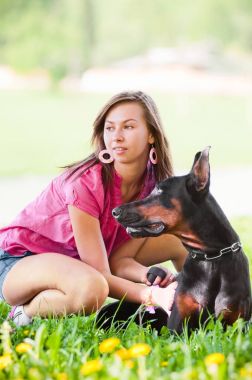 Köpekli genç kız.