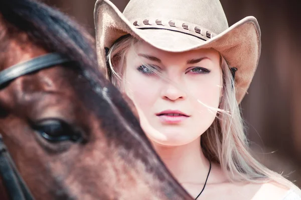 Sexy sorrindo mulher com chapéu de cowboy — Fotografia de Stock