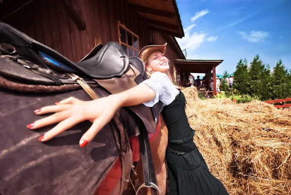 Σέξι χαμογελαστή γυναίκα με καπέλο, δίπλα σε άλογο — Φωτογραφία Αρχείου
