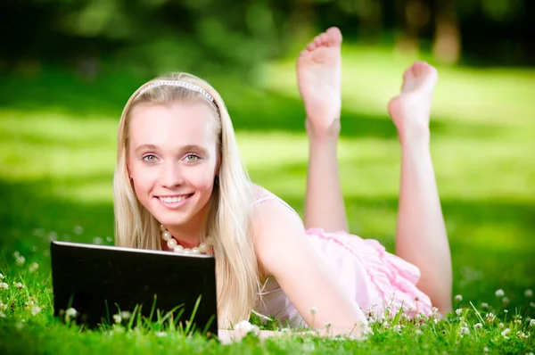 Piękna blondynka na trawie z laptopa — Zdjęcie stockowe