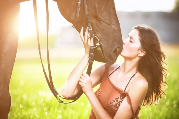 Mladá sexy žena líbat koně — Stock fotografie