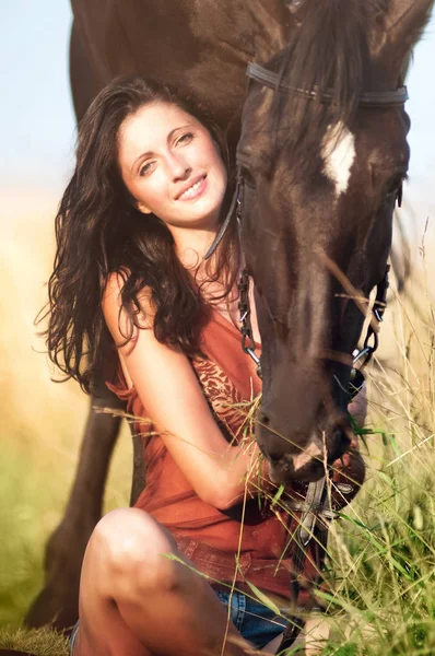 Όμορφη κοπέλα με ένα άλογο — Φωτογραφία Αρχείου