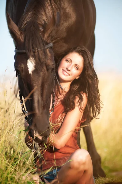 Fiatal gyönyörű lány, egy ló — Stock Fotó