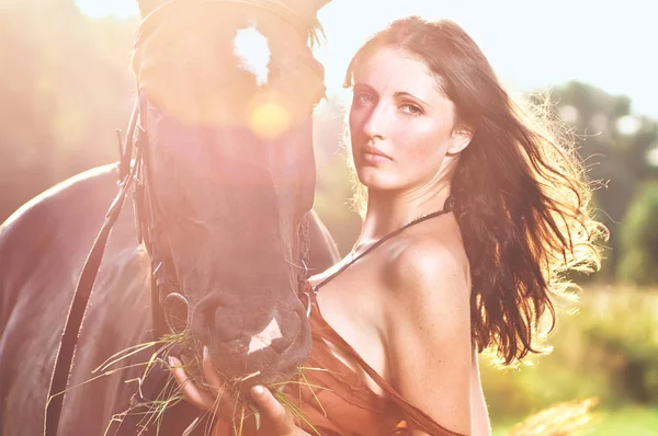 Νεαρή σέξι γυναίκα με άλογο — Φωτογραφία Αρχείου
